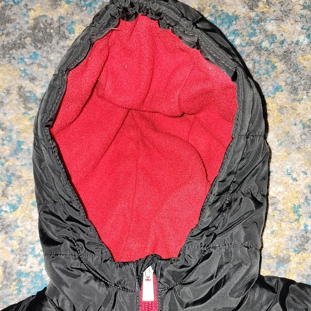 Like New Nike Black/Red Puffer Jacket  100--116 Cm 5-6 Yrs Toddler Hooded Puffer